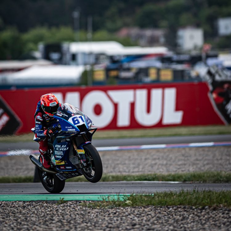 YAMAHA YZF-R9 เบิ้ลโพเดียม “ออโตโดรม โมสต์” “ออนจู” ควง “มายาส” คว้าอันดับ 2-3 เวิลด์ ซูเปอร์สปอร์ต