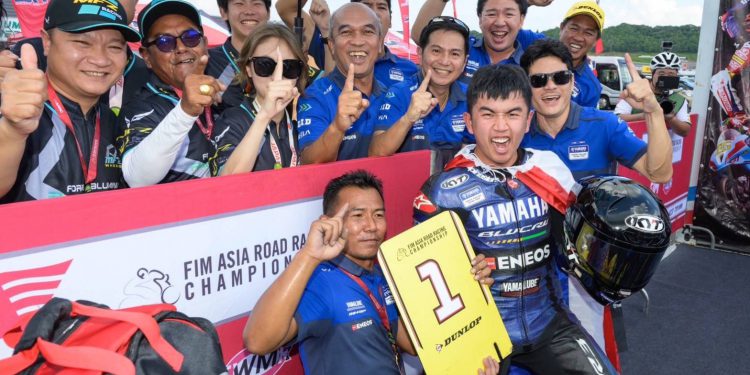 “เพลงชาติไทย” กระหึ่ม 2 วันติด ! “ไอเดีย-กฤตภัทร” ซิวแชมป์เรซ 2 “ตี-อนุภาพ” สวมบทนักสู้แซงจากกริด 12 คว้าท็อป 4 โมเตกิ