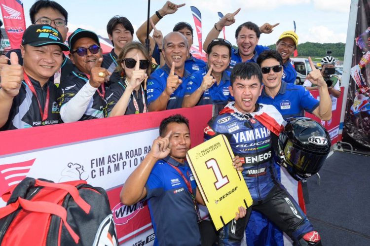 “เพลงชาติไทย” กระหึ่ม 2 วันติด ! “ไอเดีย-กฤตภัทร” ซิวแชมป์เรซ 2 “ตี-อนุภาพ” สวมบทนักสู้แซงจากกริด 12 คว้าท็อป 4 โมเตกิ